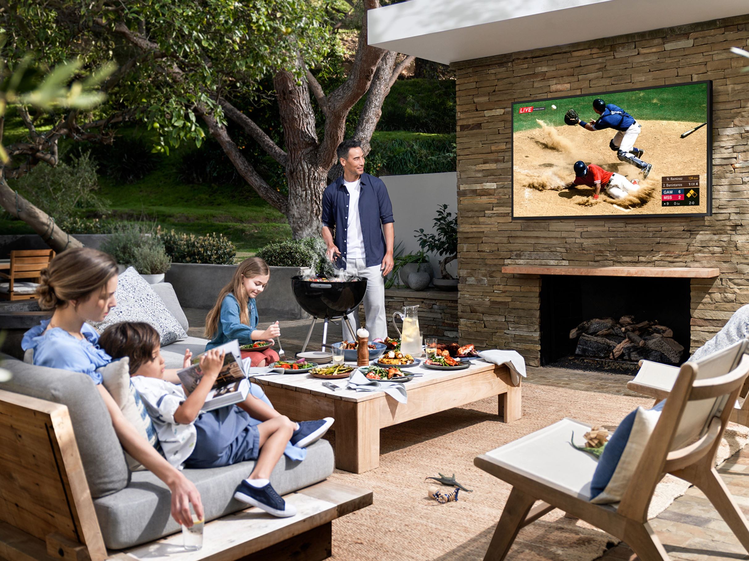 Samsung vs Seura – Who makes the best outdoor television for you?